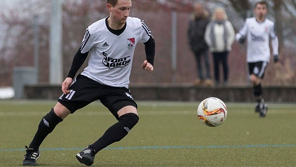 Andreas Huber, den Ball immer im Blick, wird zur neuen Saison gleichberechtigter Spielertrainer mit seinem Bruder Florian beim Heimatverein SG Preming F: Hönl