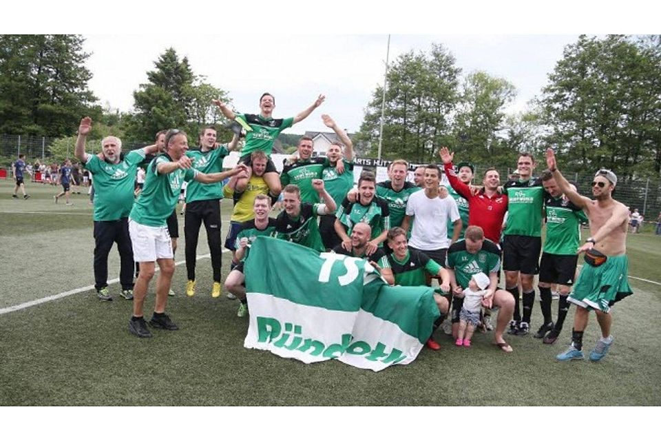 Nach dem Unentschieden  feierten die Fußballer des TSV Ründeroth den Aufstieg in die Kreisliga A. Fotos: N. Kleinjung
