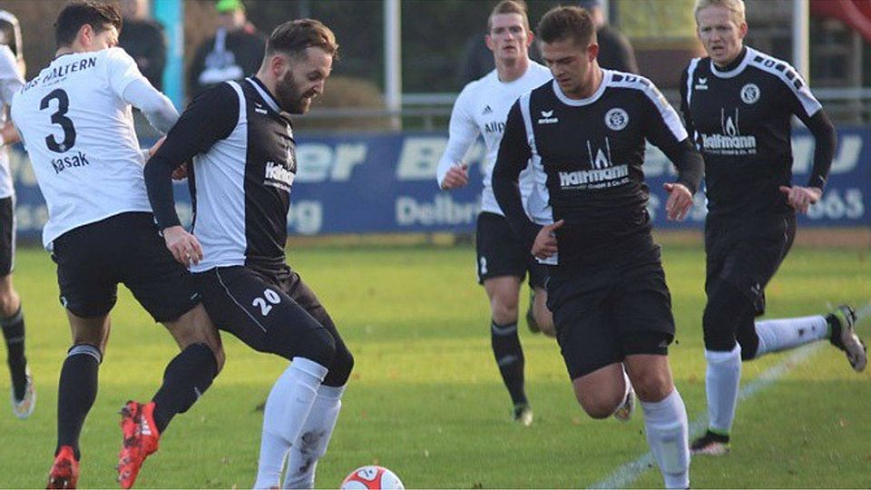 Für die Mannschaft: Die Delbrücker Lukas Cramer (l.) und Marius Ferber waren zuletzt angeschlagen, bissen aber trotzdem auf die Zähne. Im Hintergrund beobachtet Malte Bandowski die Szene. F: Heinemann