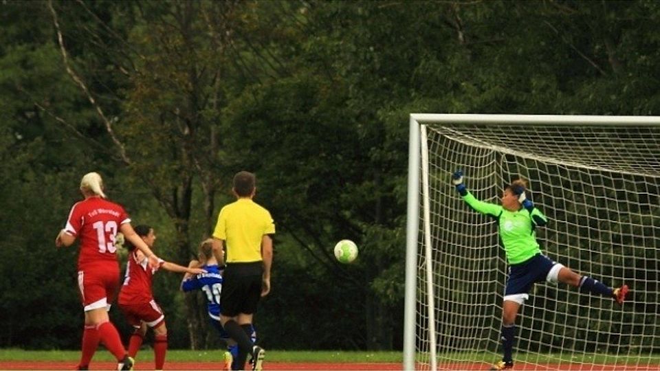 Wechsel im Tor: Beim TuS Wörrstadt weicht Josephine Rothmann (grünes Trikot) für Denise Bauer. Archivbild: Wolff