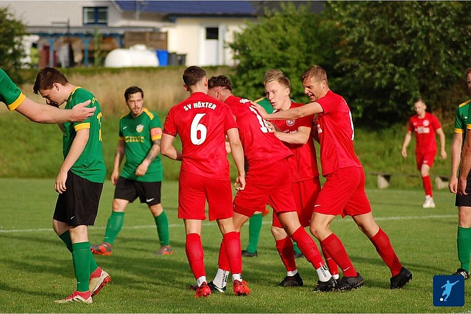 Die Höxteraner jubeln mit dem Torschützen Leon Krüger.