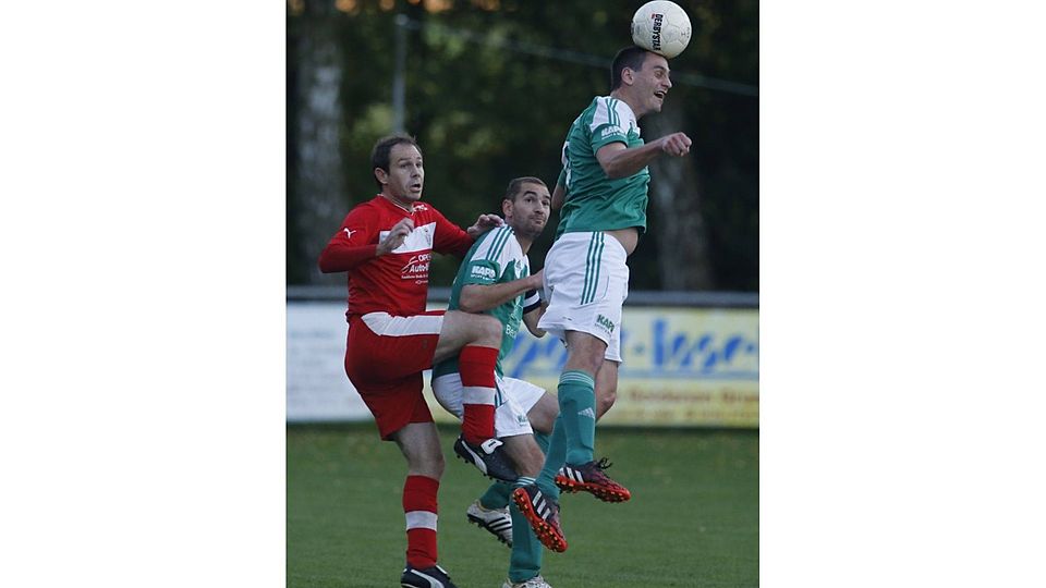 Halten den Kopf hin für den Erfolg: Die Kicker der SG Merenberg (hier in Grün) spielen bislang eine formidable Rückrunde Archivfoto: Vigneron