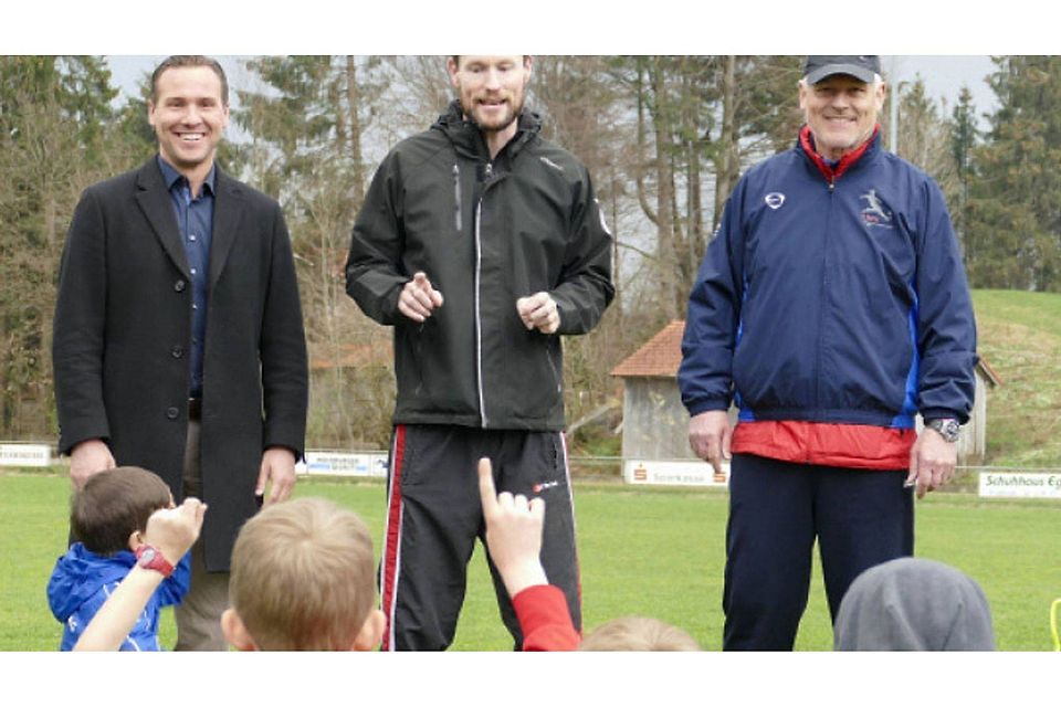 Vom neuen Konzept beim TSV Irschenberg sind (v.l.) Gesamt-Jugendleiter Peter Mayer sowie die Trainer Benjamin und Hans-Jürgen Boysen von der Fußballschule überzeugt. Andreas Leder