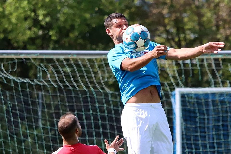 Gekonnt mit der Brust stoppt Amar Hodzic hier den Ball beim 4:1-Sieg im Heimspiel gegen FC Eintracht München.