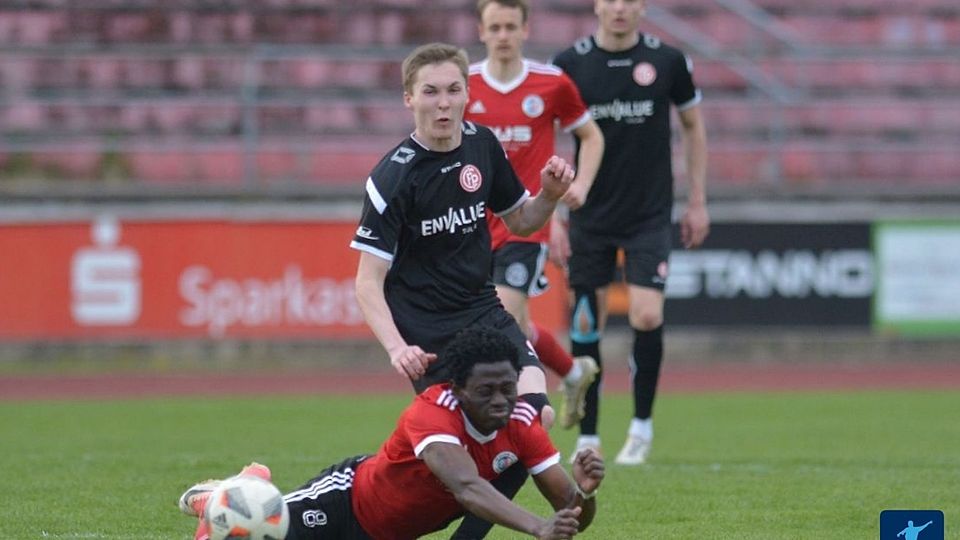 Noel Tanzer (dunkles Trikot) wechselt im Sommer vom 1. FC Passau zum FC Sturm Hauzenberg