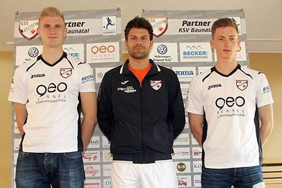 Trainer Tobias Nebe (Mitte) stellt Neuzugänge Felix Schäfer (links) und Maximilian Norwig (rechts) vor. Foto: printmedia agentur