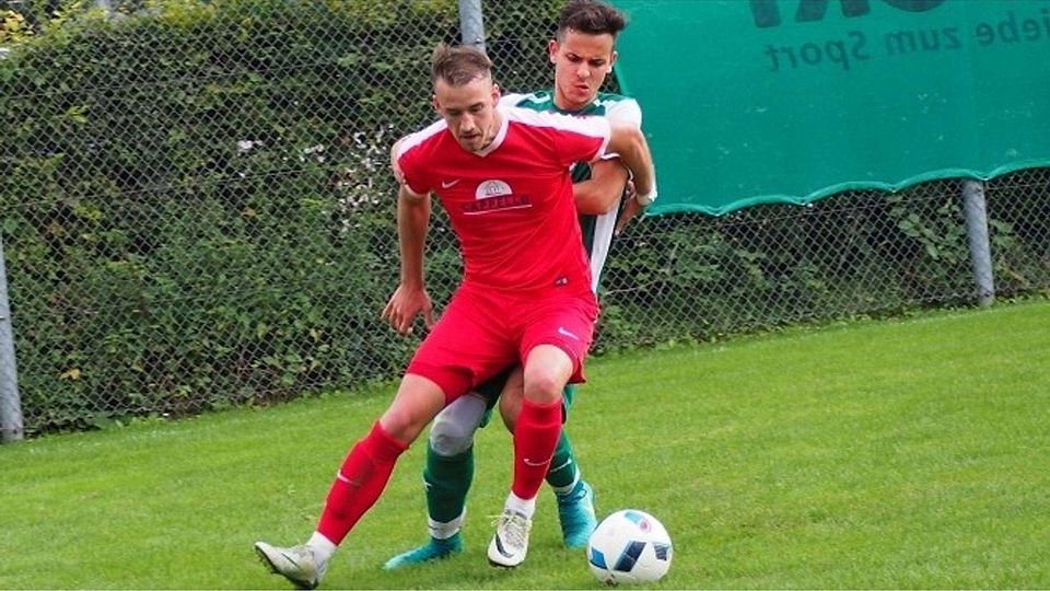 Fabian Ipowitz (rotes Trikot) von der Spvgg Cannstatt behauptet sich hier gegen Nico Seybold (TSV Münster). Trotzdem trennen sich beide Teams nur 1:1. Foto: Dominik Florian