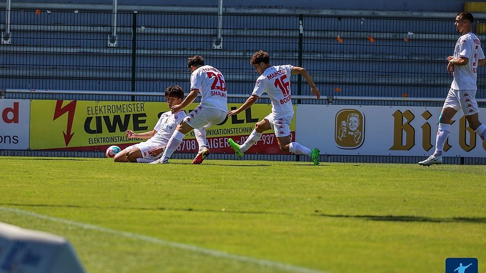 Jubelten auch beim Auswärtsspiel in Fulda. Die Mainzer Spieler um Kaito Mizuta (unten links).