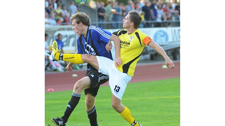 Die SpVgg SV Weiden (l. Sven Kopp) und der FC Amberg (r. Michael Plänitz) werden sich sicherlich keinen Zentimeter an Boden gönnen. F: Nachtigall