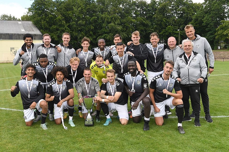 Das Team des FC Teutonia 05 gewinnt nach dem LOTTO-Pokal auch den 1. HFV-Supercup.