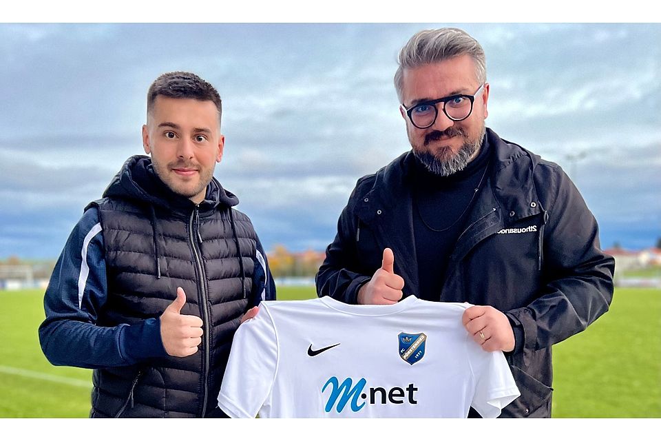 Osman Yontar und Servet Tuncaloglu (Vorstand FC Fürstenried) bei Vertragsunterzeichnung 