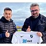 Osman Yontar und Servet Tuncaloglu (Vorstand FC Fürstenried) bei Vertragsunterzeichnung 