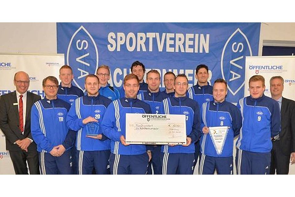 Ausgezeichnet: Der SV Achternmeer wurde für seine faire Spielweise  geehrt. Christian Martens (rechts) und Matthias Macke (links)  überreichten dem Team um Trainer Holger Oltmanns (2. von links) einen Pokal und einen Scheck. Uwe Schucht