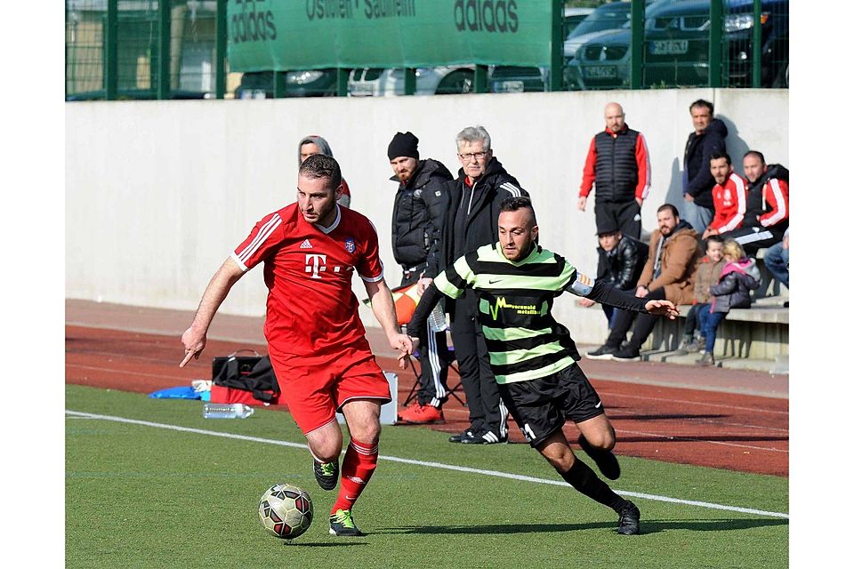 Laufduell: Der Budenheimer Gaetano Peritore (rechts) verfolgt Türkgücü-Kicker Hakan Tunca. Der Tabellenführer ließb beim FVB nichts anbrennen.	Foto: hbz/Kristina Schäfer