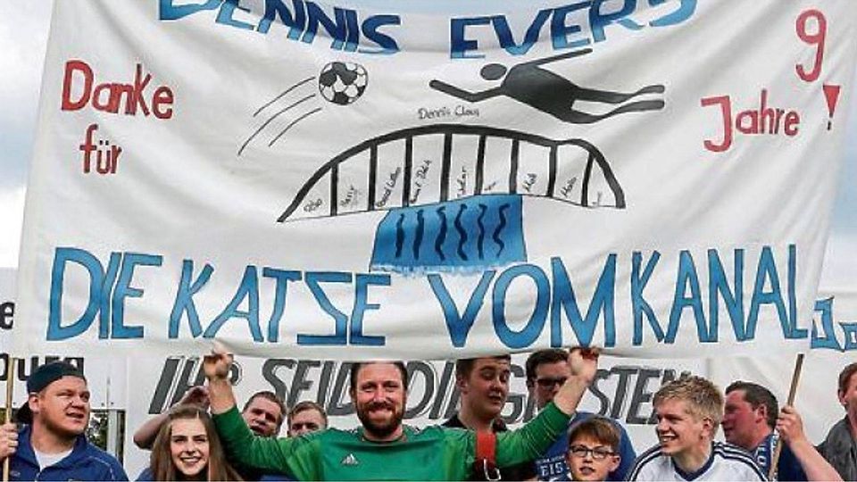 Emotionaler Abschied nach neun Jahren zwischen den Pfosten beim SSV Jeddeloh: Dennis Evers (in ), die „Katze vom Kanal“,  wurde von den Fans nach der Oberliga-Meisterschaft gefeiert. Volkhard Patten
