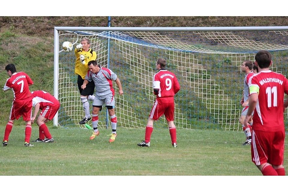 FSV Waldthurn holt gegen den VfB Rothenstadt ersten Heimsieg mit 4:1. Spielertrainer Pühler konnte mit einem Doppelpack zu diesem Sieg mit beitragen. Foto: Arnold Swen FSV Waldthurn holt gegen den VfB Rothenstadt ersten Heimsieg mit 4:1. Spielertrainer Pühler konnte mit einem Doppelpack zu diesem Sieg mit beitragen. Foto: Arnold Swen