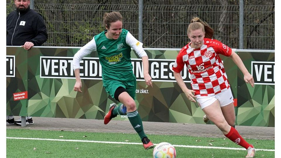 Setzt sich im Laufduell gegen Ober-Olms Carolin Zimmek (links) durch: Maria Pageler vom FSV Mainz 05. 	                                                                                                           Foto:Jörg Henkel/hbz