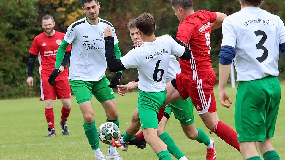 Alle Mann hinterher! Beim Spitzenspiel zwischen Zolling und Oberhaindlfing herrschte Hochbetrieb auf dem Feld.