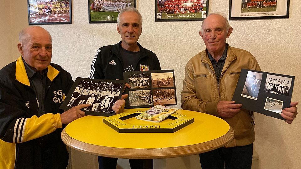 Halten mit ihren Erinnerungen die Vereinsgeschichte des 1. FC Großkampen am Leben: die Gründungsmitglieder Theo Röder (links) und Peter Jakobs (rechts). In der Mitte: Vorsitzender: Winfried Hermes. 