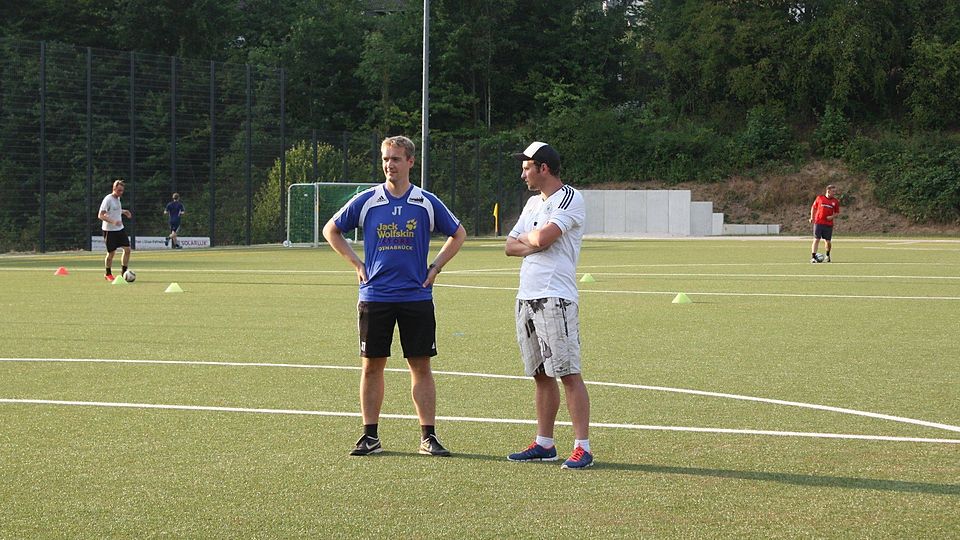 Mitten in der Saisonvorbereitung: Jörg Tiemann (l.), Trainer von Kloster Oesede II, bei der Arbeit auf dem Trainingsplatz. Foto: Lennart Dommer