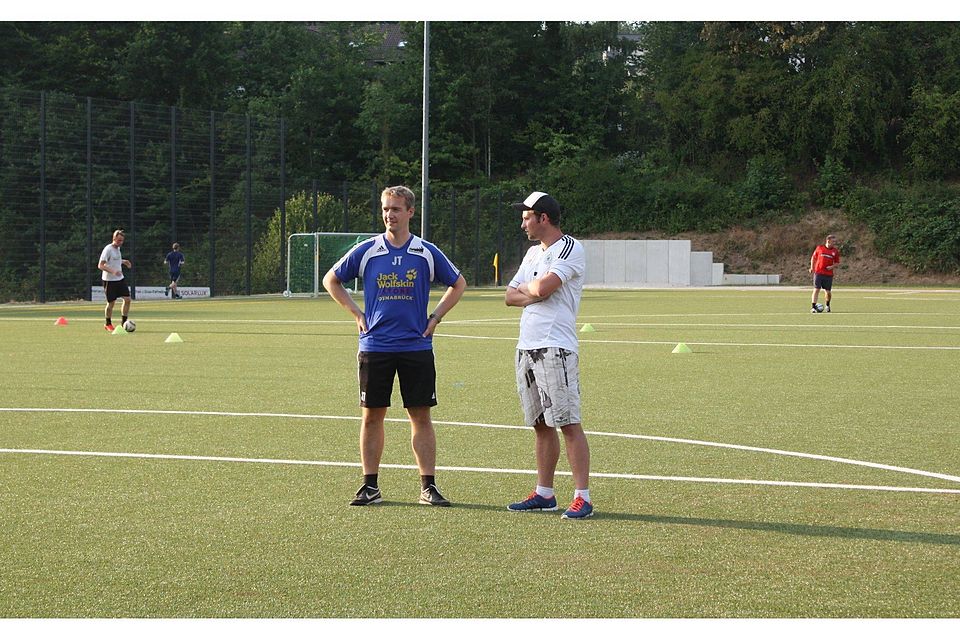Mitten in der Saisonvorbereitung: Jörg Tiemann (l.), Trainer von Kloster Oesede II, bei der Arbeit auf dem Trainingsplatz. Foto: Lennart Dommer