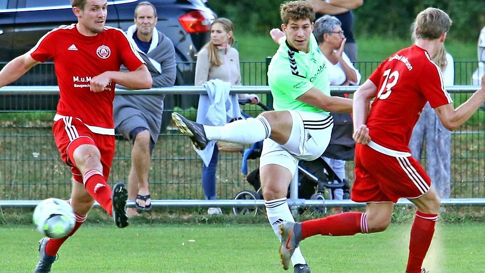 Gabriel Taffertshofer (m.) wechselt vom FCP eine Spielklasse höher nach Garmisch-Partenkirchen.