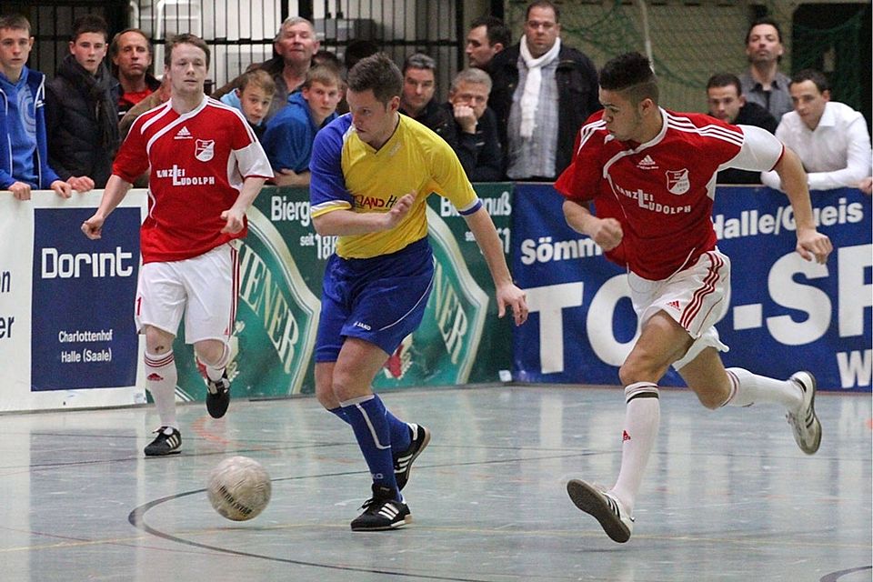 Im letzten Turnierspiel ging es zwischen dem Nietlebener SV (gelb, Martin Stutzer) und Halle-Ammendorf (links Patrick Siegel, rechts Stanley Ratifo) um den Turniersieg und das Ticket für den Halplus-C