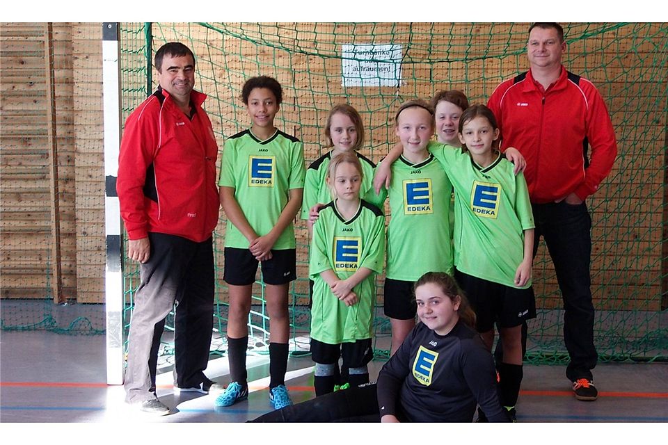 Trainer Fred Fraunholz und Betreuer Wolfram Berndt freuen sich mit ihren U13-Schützlingen.  Fotos: Berndt