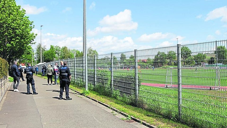 Das Fußballspiel zwischen Mainz 05 und dem SC Freiburg in Armsheim war erlaubt, Zuschauern das Betreten des Sportplatzes aber nicht. Ordnungskräfte von Polizei und VG-Verwaltung wachten am Zaun über die Einhaltung der Corona-Regeln.