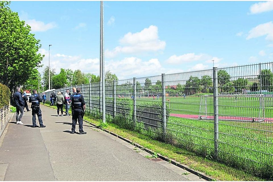 Das Fußballspiel zwischen Mainz 05 und dem SC Freiburg in Armsheim war erlaubt, Zuschauern das Betreten des Sportplatzes aber nicht. Ordnungskräfte von Polizei und VG-Verwaltung wachten am Zaun über die Einhaltung der Corona-Regeln.