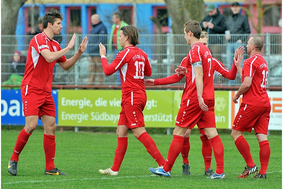 Nach langer Zeit wieder einmal Grund zum Jubeln hatten die Spieler des TSV Rain nach dem Sieg gegen den SV Schalding-Heining.  Foto: Gerd Jung
