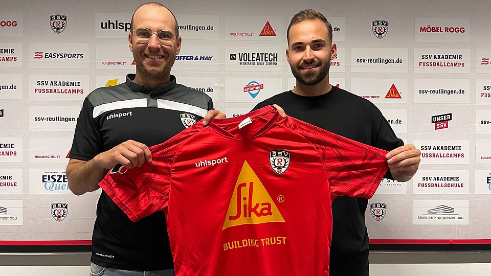 Sportvorstand Christian Grießer (links) begrüßt Luca Plattenhardt (rechts) beim SSV Reutlingen