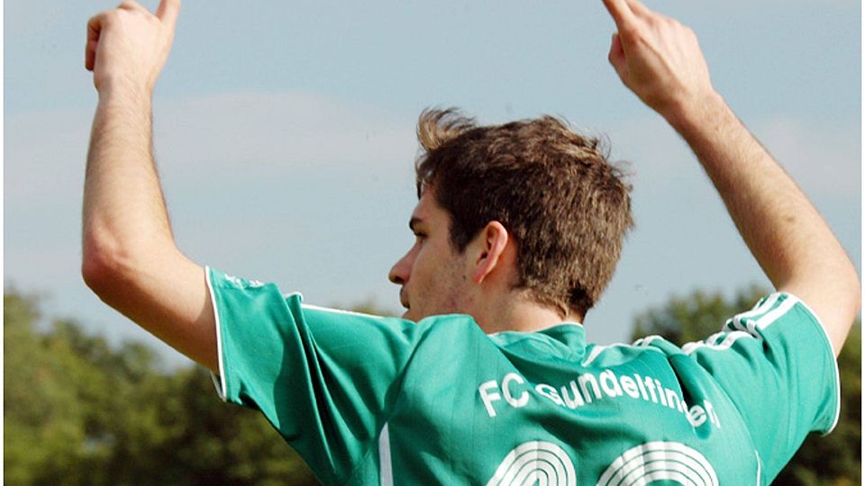 Oliver Aunkofer, hier noch in Gundelfingens grün-weißen FC-Farben, zeigt die Richtung an: Aufwärts! Inzwischen ist er Spielertrainer des TSV Wittislingen - und damit ein Rot-Weißer. 		F.: Walter Brugger