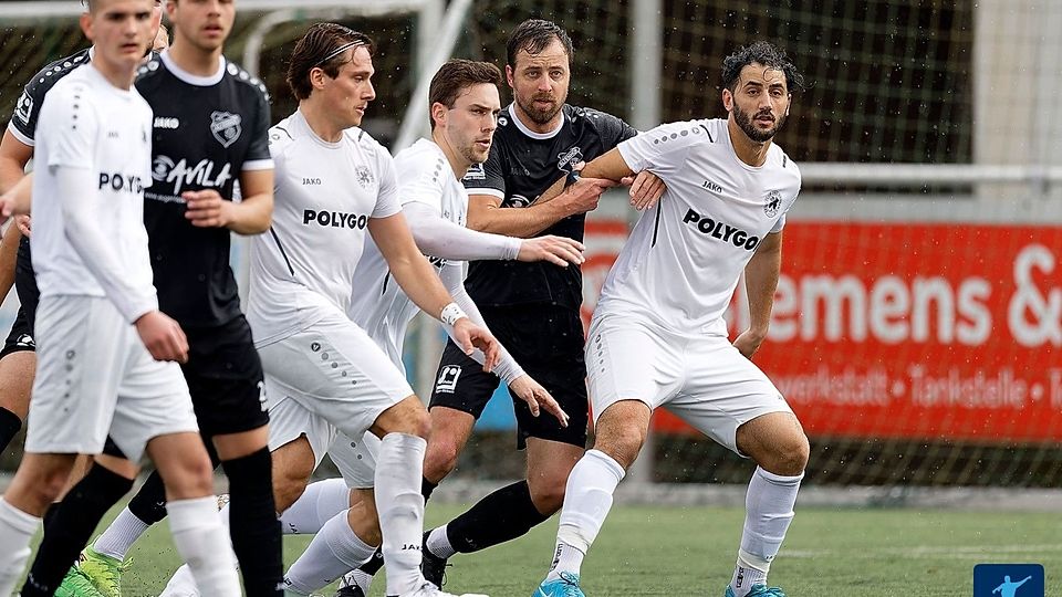 Der FC Altenhof (in schwarz) ist nach der 3:5-Niederlage gegen den SC Drolshagen abgestiegen.