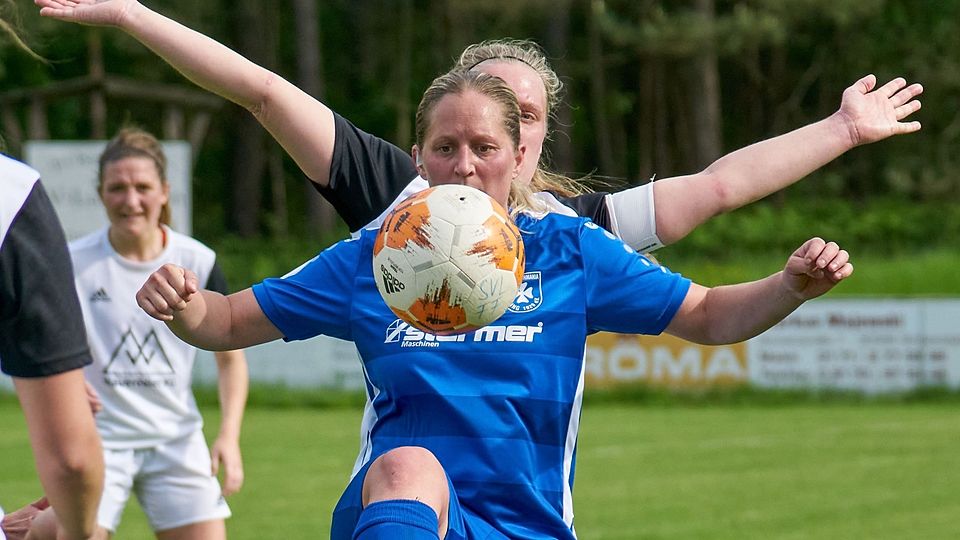 Siegtorschützin Caroline Ebert vor Leerstettens Laura Felbinger