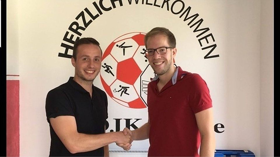 Obmann Stefan Meiners (links) begrüßt Geestes neuen Trainer Oliver Peters. Foto: DJK Geeste.