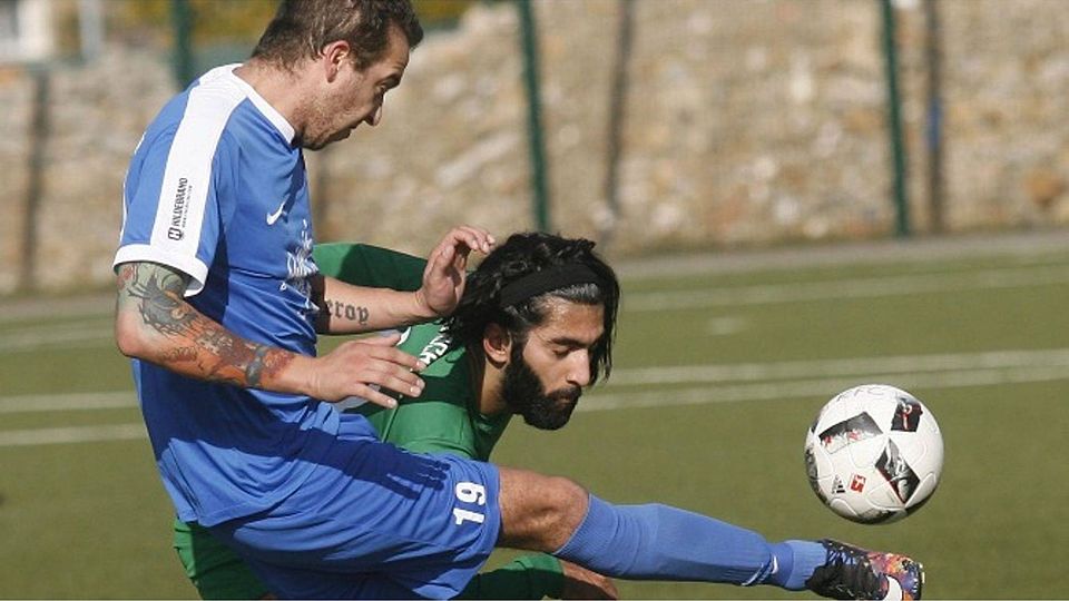 Achtung, Kopf! Özcan Alkan (rechts, Kurdischer FC) kommt hier gegen Tyrone Gleiss noch einmal glimpflich davon.	Foto: Ben