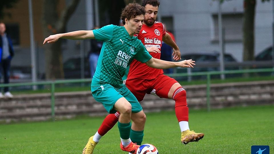 In dieser Szene aus dem Hinspiel wird Ingelheims Ben Kercher (links) vom Mainzer Tim Gabel (rotes Trikot) verfolgt. Am Sonntag haben die Kicker vom Blumengarten eine offene Derby-Rechnung zu begleichen.
