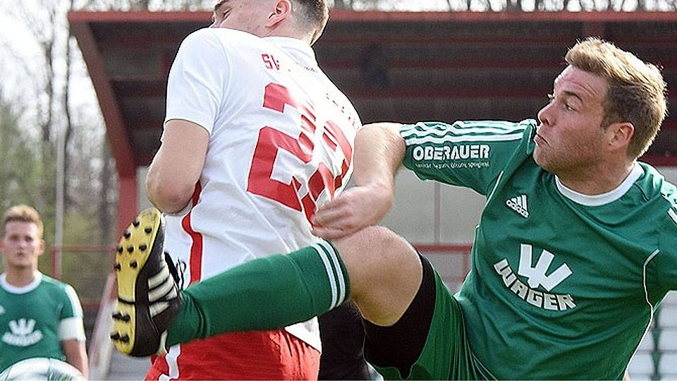 Christoph Wirth (rechts) – hier noch im grün-weißen Trikot des FC Gundelfingen – hat sich für eine Trainerkarriere entschieden und coacht in dieser Saison den Kreisligisten TSV Unterthürheim.	F.: Walter Brugger