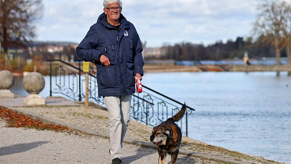 Sein neues Revier – ein Idyll: Werner Lorant mit Hund Jackson bei einem Spaziergang am Waginger See.