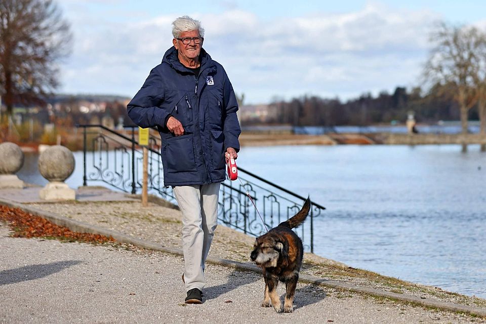 Sein neues Revier – ein Idyll: Werner Lorant mit Hund Jackson bei einem Spaziergang am Waginger See.