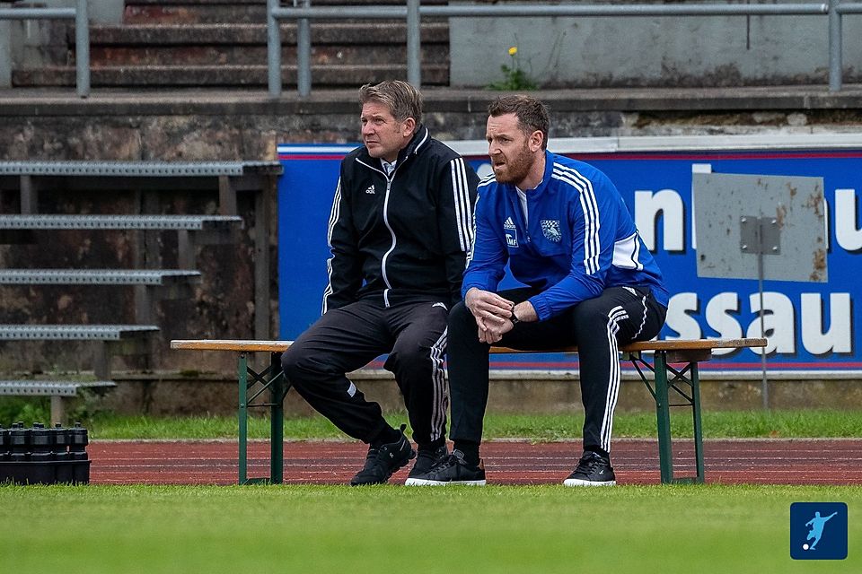 Armin Stadler (re.) sitzt nicht mehr länger auf der Trainerbank des TSV Grafenau