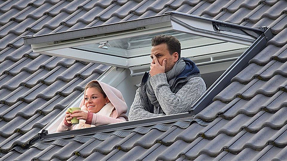 Vom Dachfenster des Sportheims aus verfolgte Aystettens gesperrter Trainer Marco Löring zusammen mit seiner Freundin den 1:0-Sieg seiner Mannschaft im Kellerderby gegen den SV Mering.  Foto: Oliver Reiser