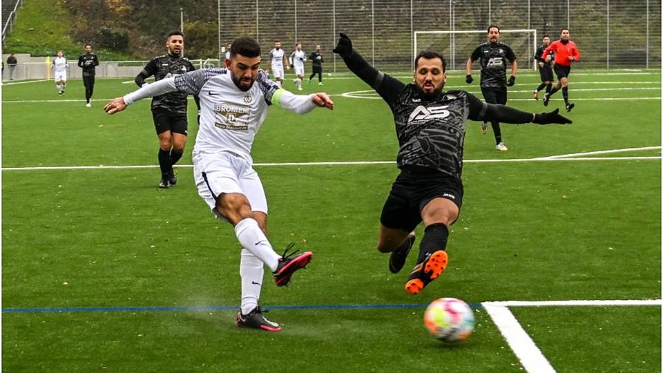 Germania-Kapitän Ilias Amallah kommt aus spitzem Winkel zum Schuss, der Erbenheimer Rachid Kachoudi einen Schritt zu spät. Am Ende geht das Spitzenspiel 3:3 aus. 	Foto: rscp/Corinna Beck