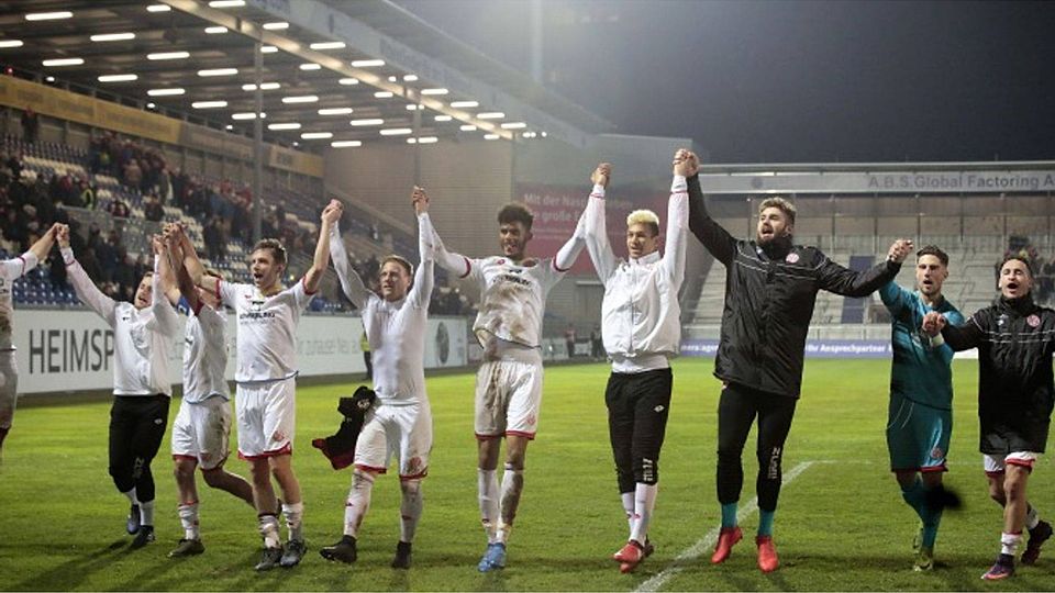 Ausgelassener Jubel vor dem Gästeblock: Gemeinsam mit ihren mitgereisten Fans feiern die 05er den Auswärtserfolg in der Brita-Arena.	Foto: Sebastian Stenzel