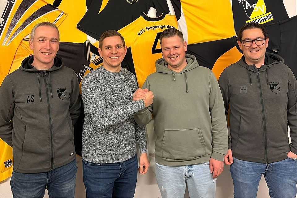 Die Abteilungsleiter Alexander Stauffer (links) und Florian Hofer (rechts) mit dem neuen Trainerteam um Chefcoach Matthias Rascher (Zweiter von rechts) und Co-Trainer Martin Mühlberger.