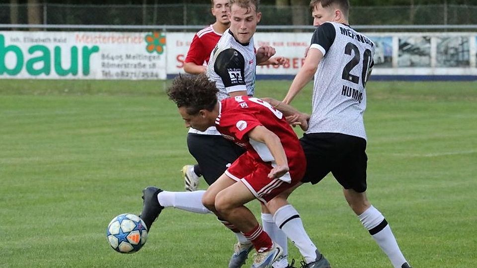 Ioannis Maliachovas (am Ball) setzte sich mit dem TSV Haunstetten beim TSV Meitingen (rechts Andreas Hummel) durch.