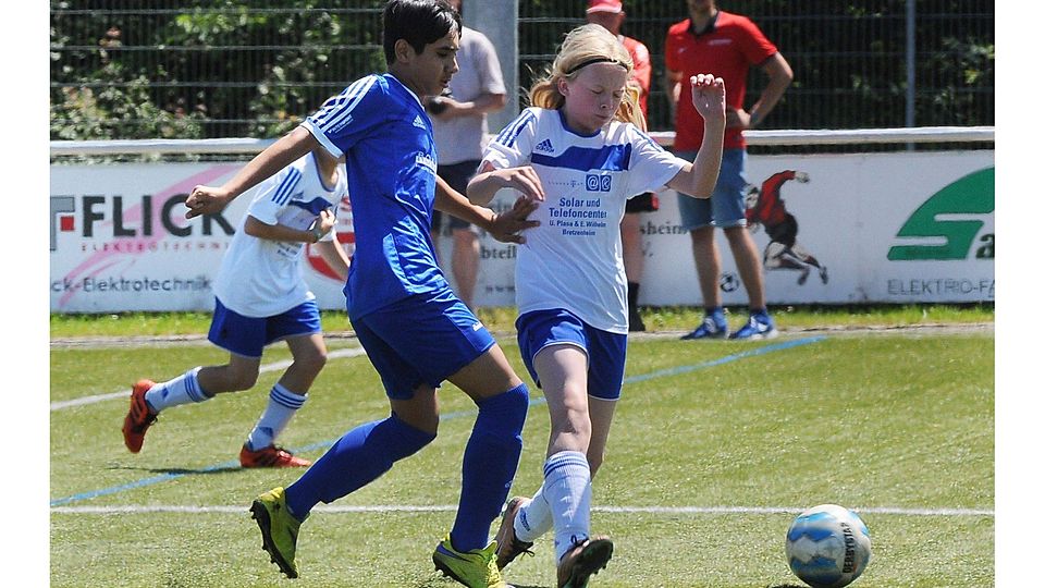 Enge Zweikämpfe: Die D-Junioren von Eintracht Bad Kreuznach (blaue Trikots) und des Gastgebers TSV Hargesheim hängten sich voll rein, für den Turniersieg sollte es aber nicht reichen.	Foto: Heidi Sturm