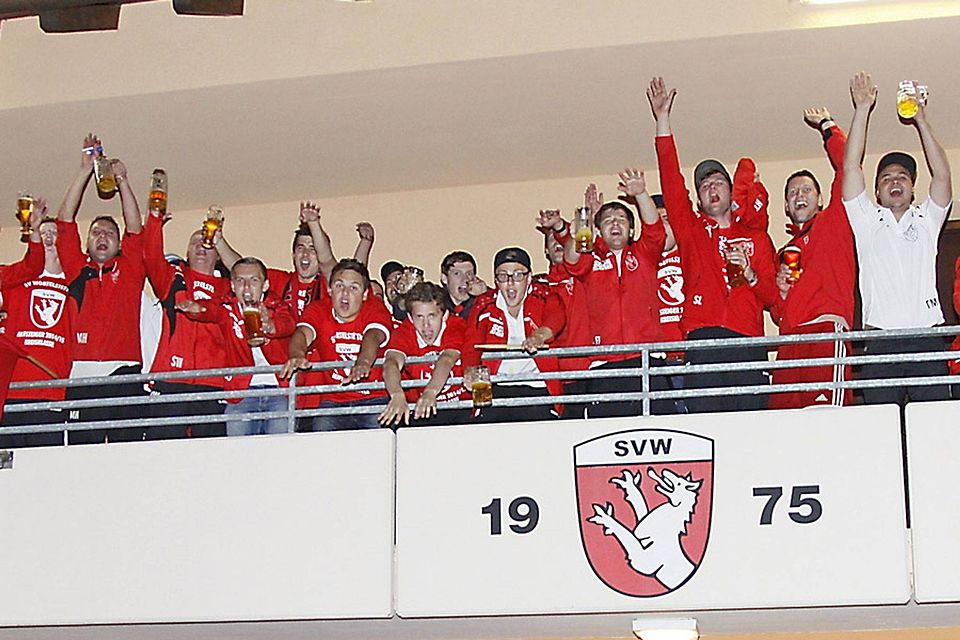 Raus mit der Freude: Auf dem Balkon des Sportheims ließen sich die Fußballer des SV Wortelstetten von ihren Fans feiern. Die Kicker haben am Montagabend das Relegationsspiel gegen TGB Günzburg mit 3:1 gewonnen. Der SVW ist damit nach drei Jahren zurück in der Kreisklasse.  Foto: Roland Stoll