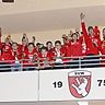Raus mit der Freude: Auf dem Balkon des Sportheims ließen sich die Fußballer des SV Wortelstetten von ihren Fans feiern. Die Kicker haben am Montagabend das Relegationsspiel gegen TGB Günzburg mit 3:1 gewonnen. Der SVW ist damit nach drei Jahren zurück in der Kreisklasse.  Foto: Roland Stoll